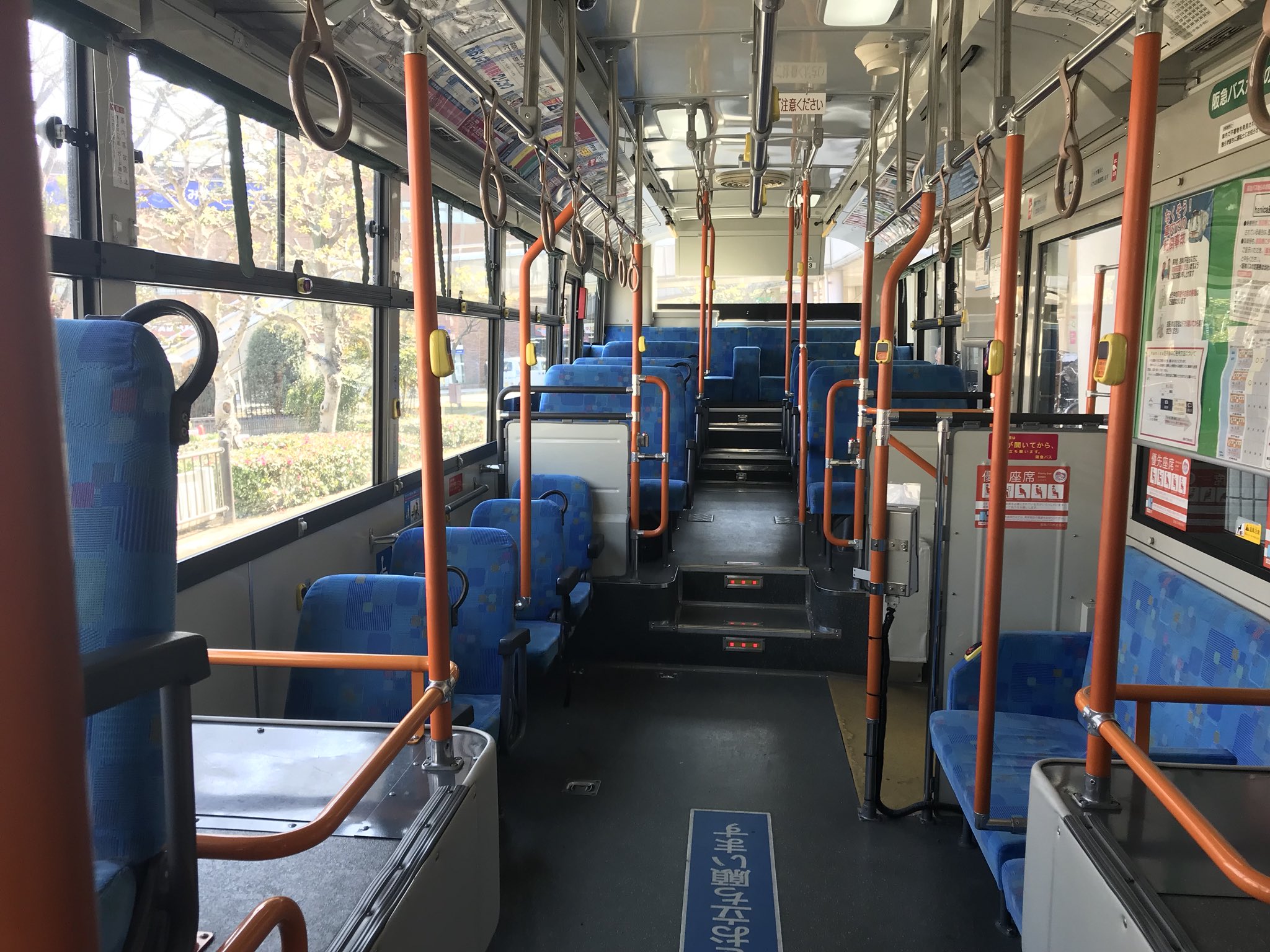 Td115 على تويتر 阪急バス243号車の車内です 水色の座席と後部座席の大型仕切り 降車ボタンがあまり見ない形のタイプという所が特徴です この車種は石橋所属の台数が少ないので中々見れませんが 運用は決まっている感じがします 許可を得て撮影しました Td115 على تويتر 阪急バス243号車の車内です 水色の座席と後部座席の大型仕切り 降車ボタンがあまり見ない形のタイプという所が特徴です この車種は石橋所属の台数が少ないので中々見れませんが 運用は決まっている感じがします 許可を得て撮影しました