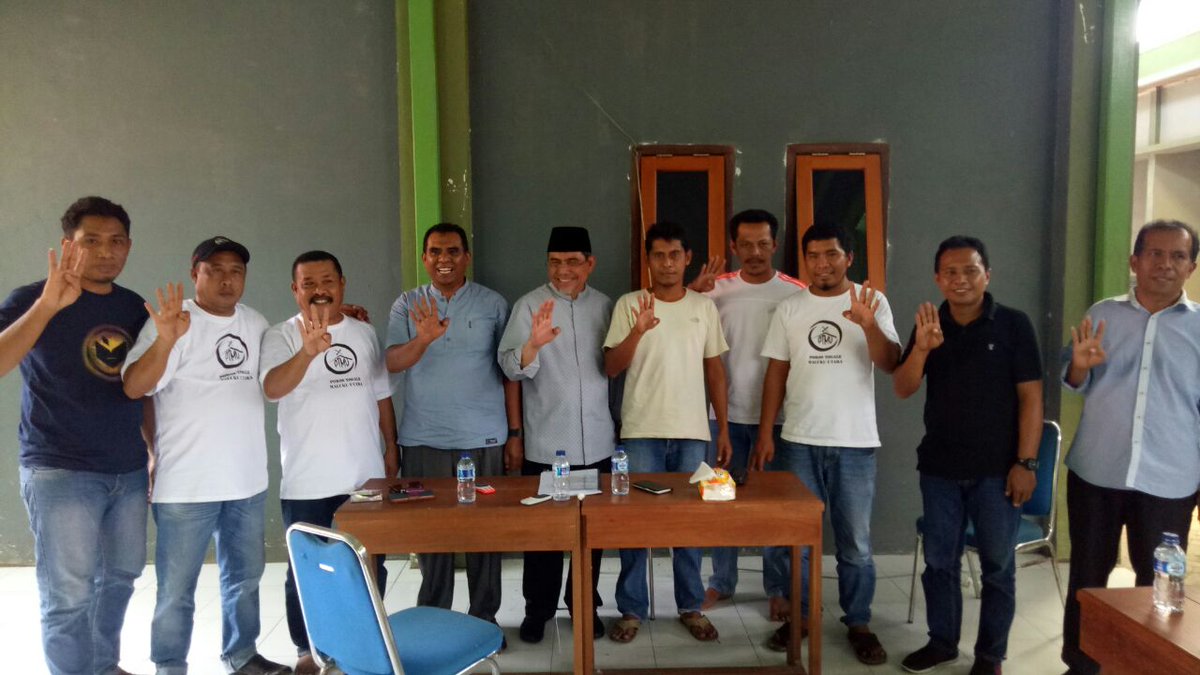 Relawan Kasman Hi Ahmad Bersama Bapak Dr. H Muhammad Kasuba, MA dalam acara Bacarita Kampung di Kelurahan Koloncucu, Ternate Utara.