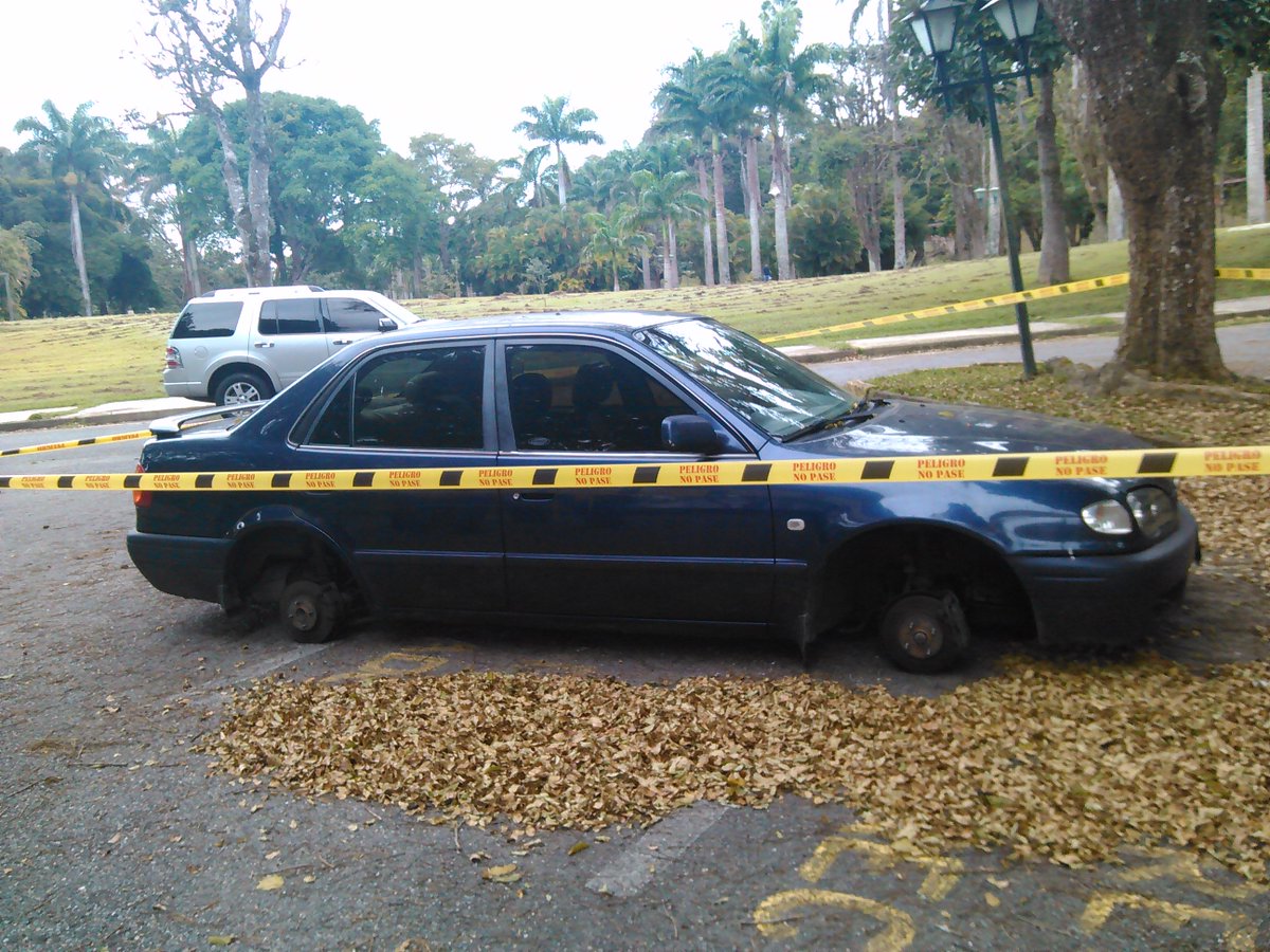 campusb's tweet photo. Hurtaron los cuatro cauchos al carro asignado al Rector de la #USBve #20Feb https://t.co/RcHpQXGSZL