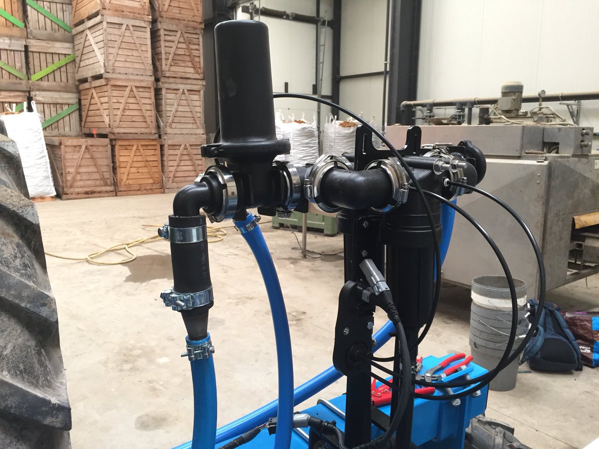 Wrapping up a @precision_plant #DeltaForce #vDrive #vApplyHD install in Central France. Filling the tanks with water to flush everything clean before they start planting sugarbeets this month.