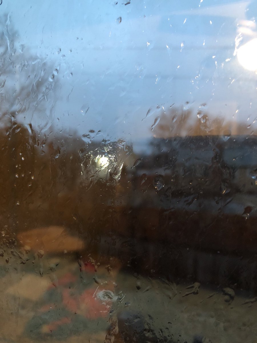 Amykufan42's tweet image. So Thunder/ice/freezing rain all at once... fun weather #ksweather #icewarning @NWSKansasCity @CityofBasehor @GARYAMBLEKCTV5