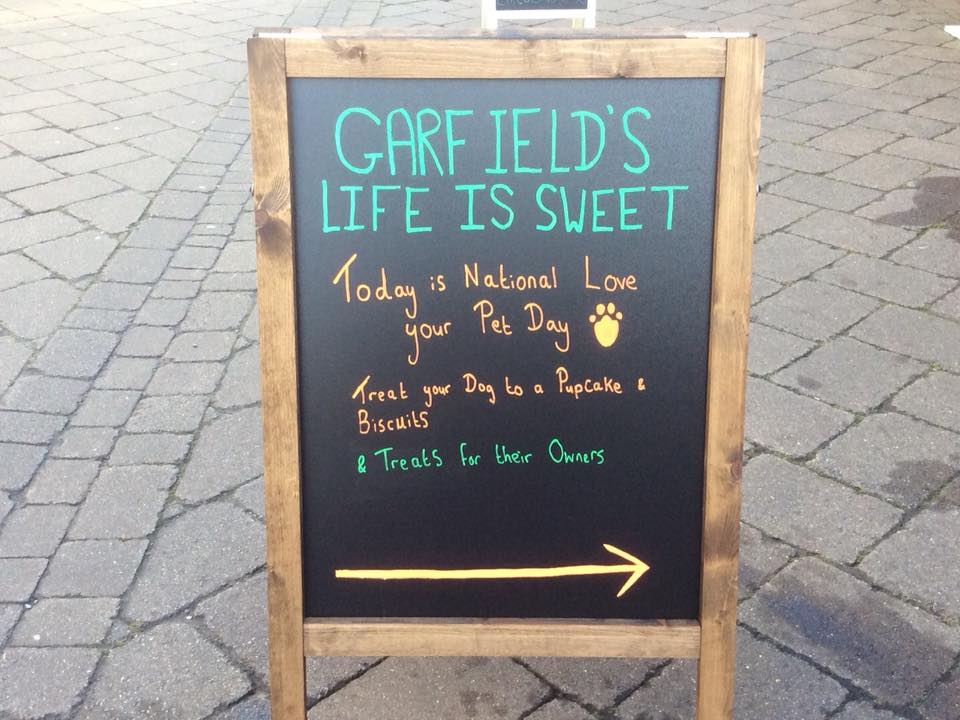 TivertonMarket's tweet photo. It is #LoveYourPetDay and here @TivertonMarket we have a trader selling lovely homemade pupcakes and other treats for you dog. 
Open Tuesdays, Fridays and Saturdays. #doglovers #treat #pupcakes #PetsAreFamily #garfieldslifeissweet https://t.co/Q8F2e5VadY