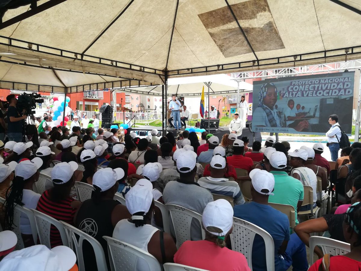 Ejercito_Div7's tweet photo. Dentro del programa #FeEnColombia como apoyo al Proyecto de Conectividad de Alta Velocidad del @Ministerio_TIC #Andired nuestros #HéroesMultimisión de la #FTCTITÁN participaron en entrega de 620 computadores portátiles a habitantes de #CiudadelaMIA en #Quibdó #Chocó https://t.co/jLTKPNU69R
