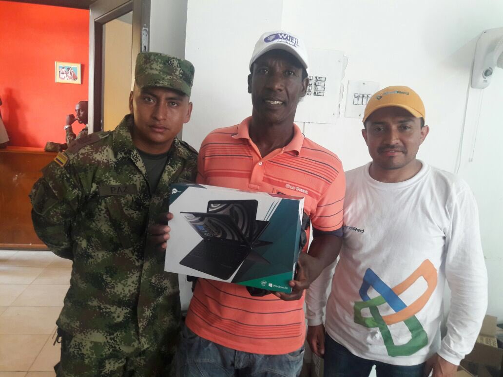 Ejercito_Div7's tweet photo. Dentro del programa #FeEnColombia como apoyo al Proyecto de Conectividad de Alta Velocidad del @Ministerio_TIC #Andired nuestros #HéroesMultimisión de la #FTCTITÁN participaron en entrega de 620 computadores portátiles a habitantes de #CiudadelaMIA en #Quibdó #Chocó https://t.co/jLTKPNU69R
