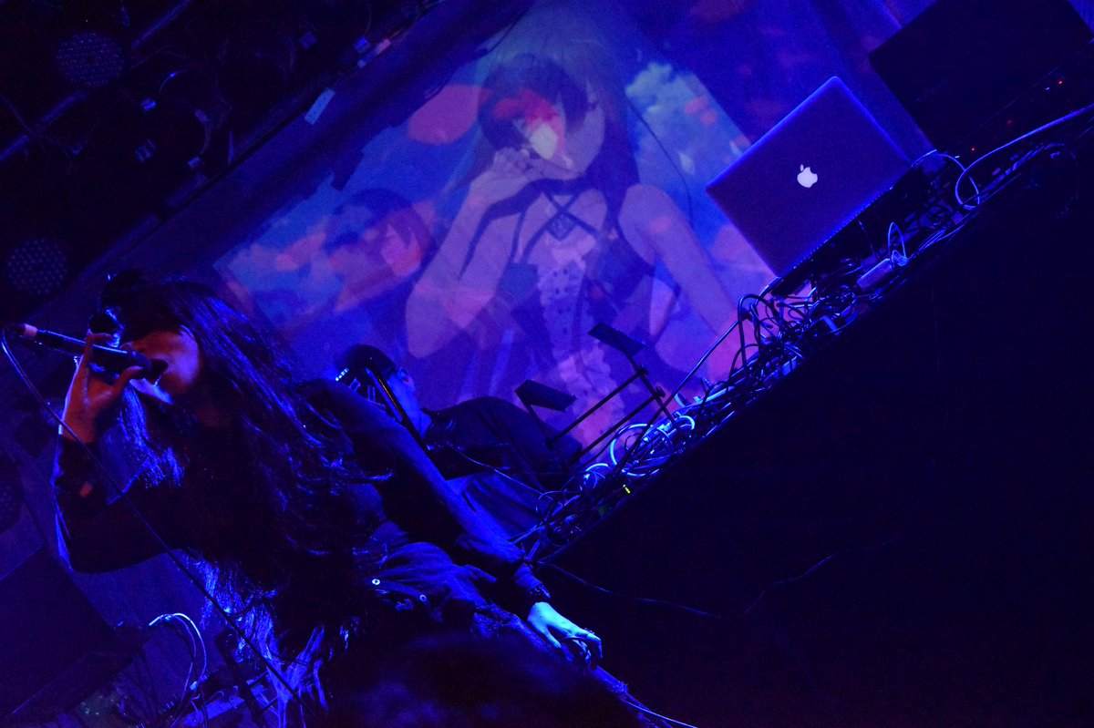 nao0126's tweet photo. いまいちど黒箱ライブのあの空気を喰みたいわたし。
かっちょいい写真頂いた。
おいおい、なおさんアーティストみたいじゃんか〜
うしろに屍ちゃんがおるのがまたいいね。
屍ねーー
#ESPD03 https://t.co/Xvt8S0wYxD