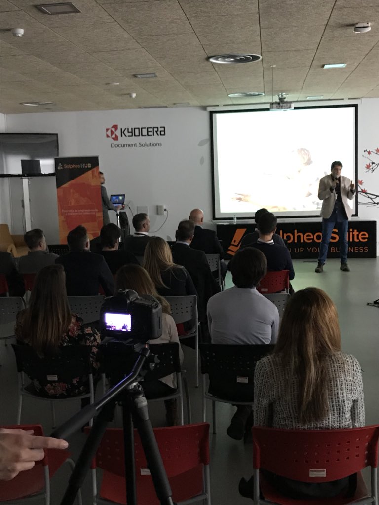jesusconH's tweet photo. @Insulclock facilita la gestión de la #diabetes y participa en #SolpheoHub usando #SolpheoPlatform #tecnología que #ayuda @KYOCERA_DS_ES #startup https://t.co/YwqrR22gBY