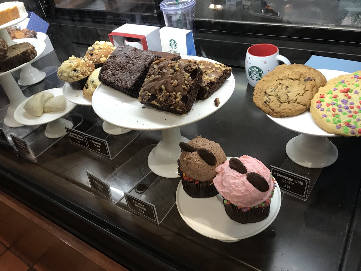ビッキー 低浮上 Twitterissa ひさびさのアメリカ留学投稿 これがアメリカのスタバの豪華すぎるショーケースです そうですカフェでこのレベルです 日本と大きな差があります ちなみに3 4枚目はフロリダのウォルトディズニーワールド内のスタバ
