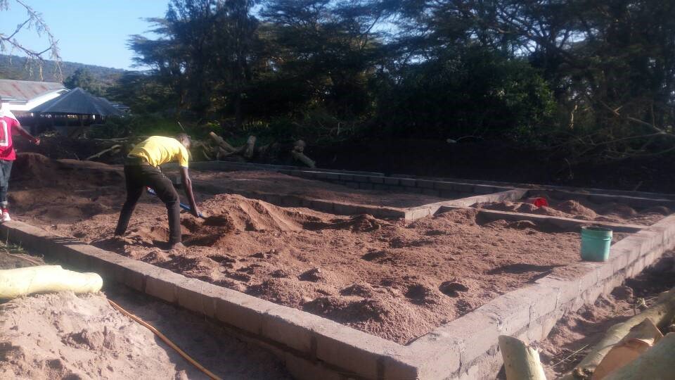 Endlich geht es es los – durch unsere finanzielle Hilfe entsteht in Tansania neben „unserem“ #Wasso Hospital gerade eine neue Apotheke. bit.ly/2ECJmj7