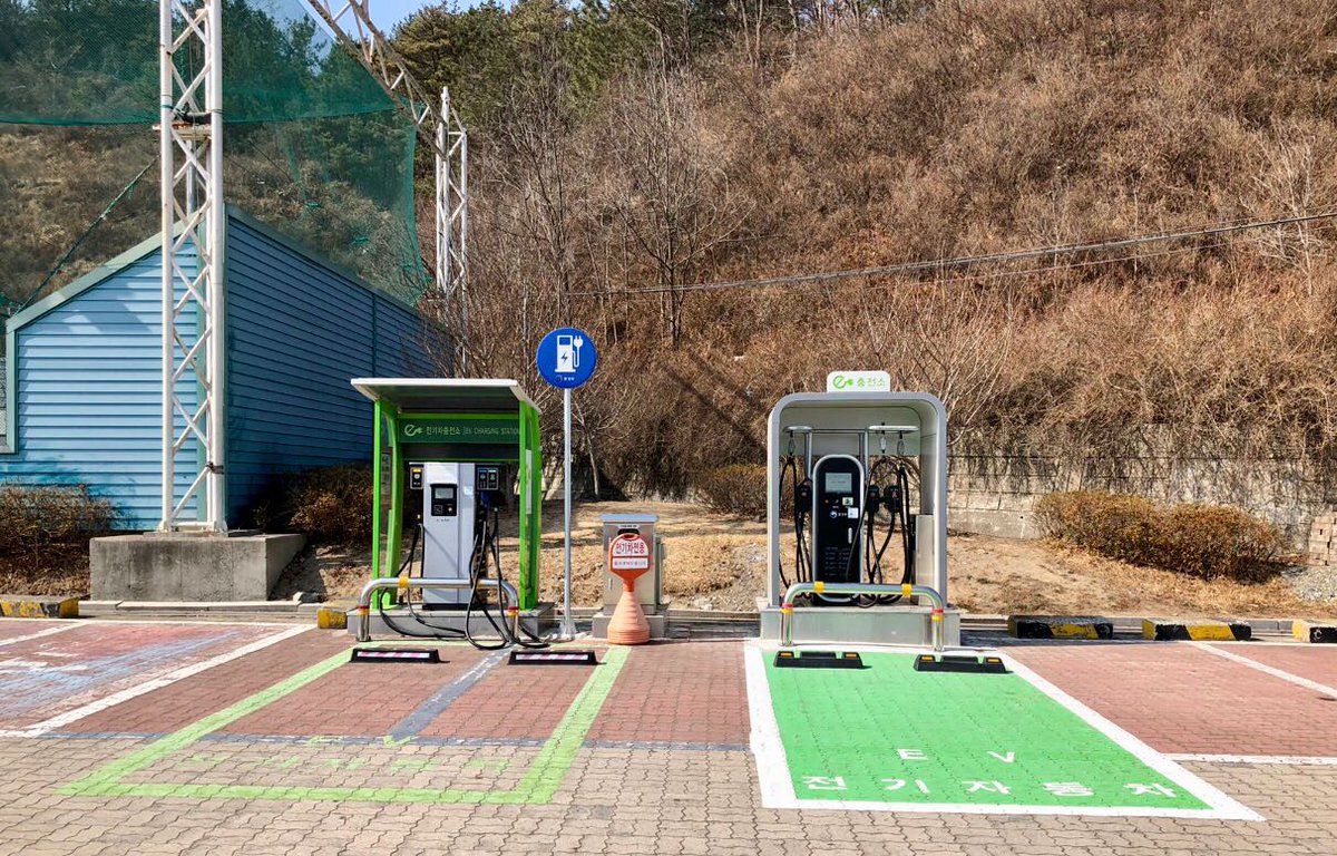 Solar_Trust's tweet photo. José Etcheverry (Co-founder y Director internacional) y sus aventuras en Corea del Sur representando a SolarTrust  😁🌎✈🇰🇷🏯🎎👘 
#SolarTrust #JoseEtcheverry #Gointernational #RenewableEnergy #Chile #Korea https://t.co/1LLj0r4RFK