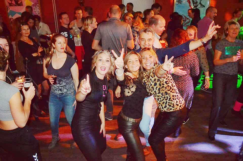 eventtheaterco's tweet photo. DJ Marx bij foute fuif in Concertzaal Oosterbeek
Voor deze gelegenheid is de Arnhemse DJ Marx uitgenodigd om er een echte foute fuif van te maken. De foute fuif begint zaterdag 24 februari om 21:00 uur en de zaal gaar op om 20:30 uur. https://t.co/BGRtKnNOeC