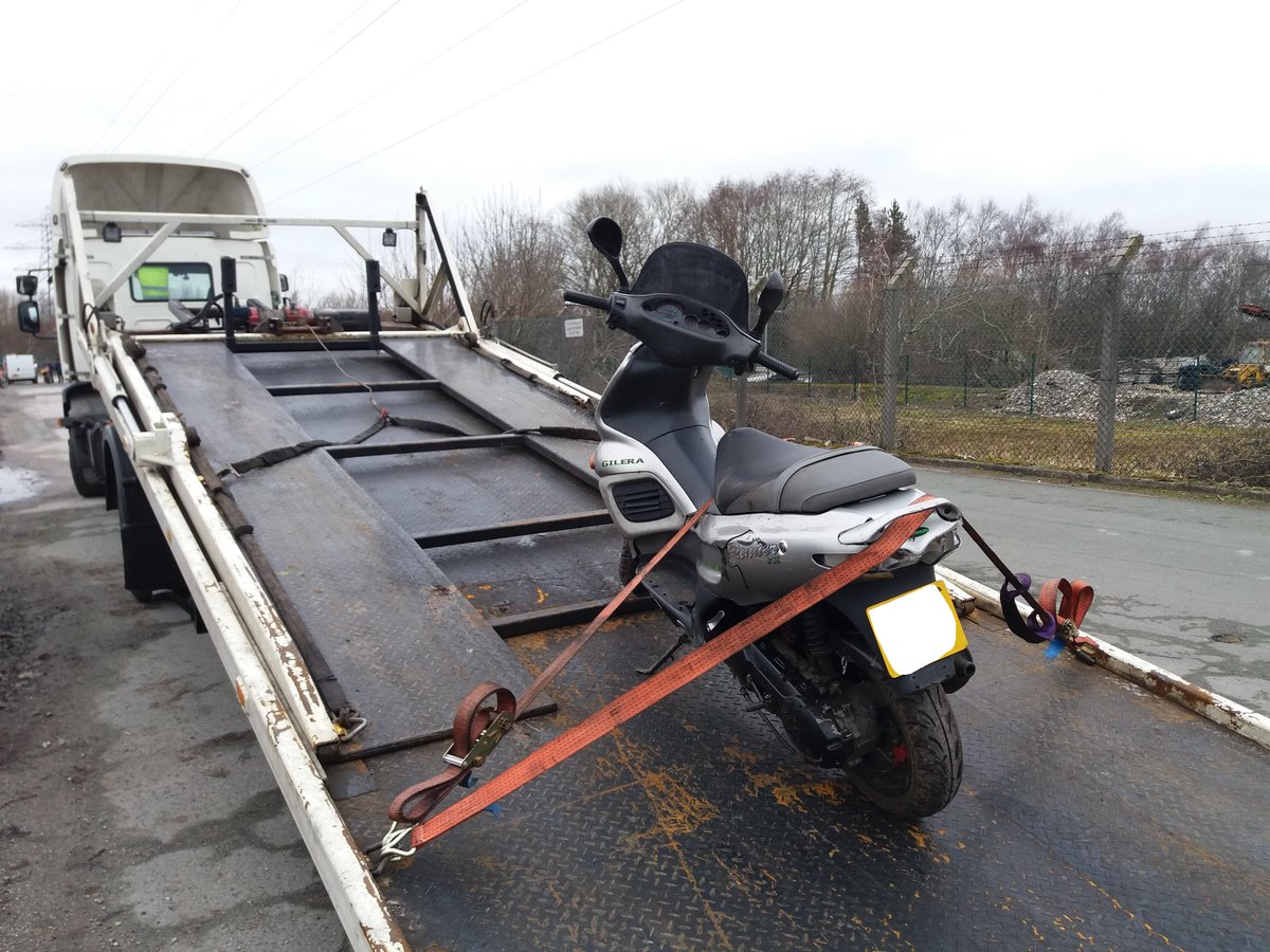 gmptraffic's tweet photo. #GMPSRTT
#OpCamenca
Scooter stopped in Partington.
Rider had no insurance......and no front brakes!!!!
Bike seized and rider reported for summons https://t.co/s1cCYaPxHs
