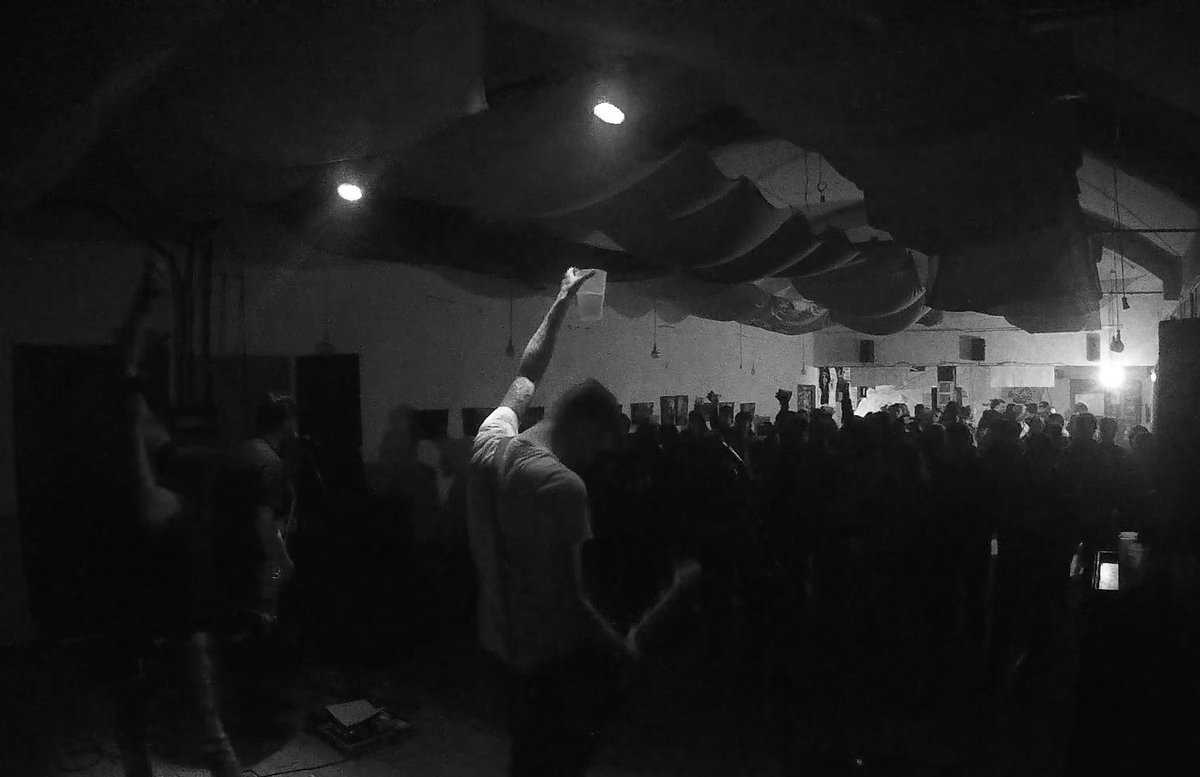 TheBlackjaw's tweet photo. MILESKER! Como siempre un placer visitar Euskadi. Gracias por el trato y la amabilidad #GASTEIZHARDCORECREW Foto - Momento del brindis por nuestra furgoneta muerta en el camino. #theblackjaw #deadvan #errekaleor #pacharan #euskadi https://t.co/PMvDPe7ub7