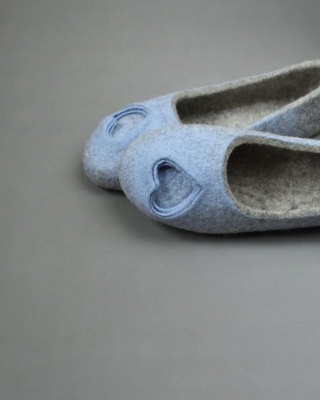 musiumuse's tweet photo. Closer.
#feltmaking #feltedwool #etsylithuania #heart #blueslippers #organicgift #homewear #handmadegifts #etsy #etsysmallbusiness #etsyshop #etsyseller #somethingblue #veltinis #namai #šlepetės #filzschuhe #filz #wolle #tirolerbergschaf #feltro #feltropantofole … https://t.co/9DVynurSZv