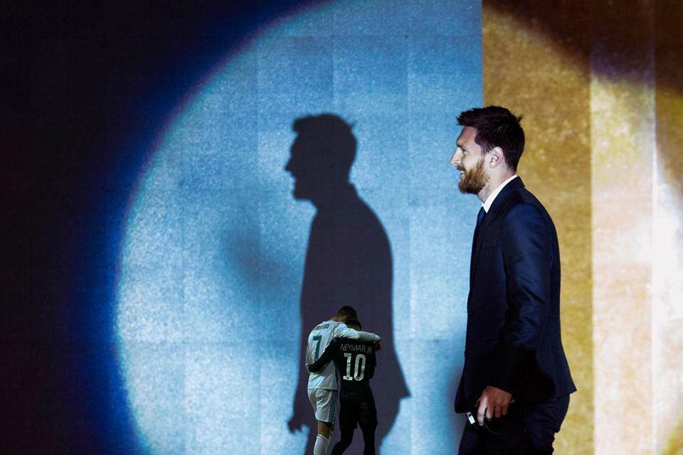 Thierry Henry: "Neymar Messi'nin gölgesinde mi kalıyor? Her futbolcu Messi'nin gölgesinde kalıyor. Eğer Neymar bundan kaçmak istiyorsa futboldan başka bir spor seçmeli."