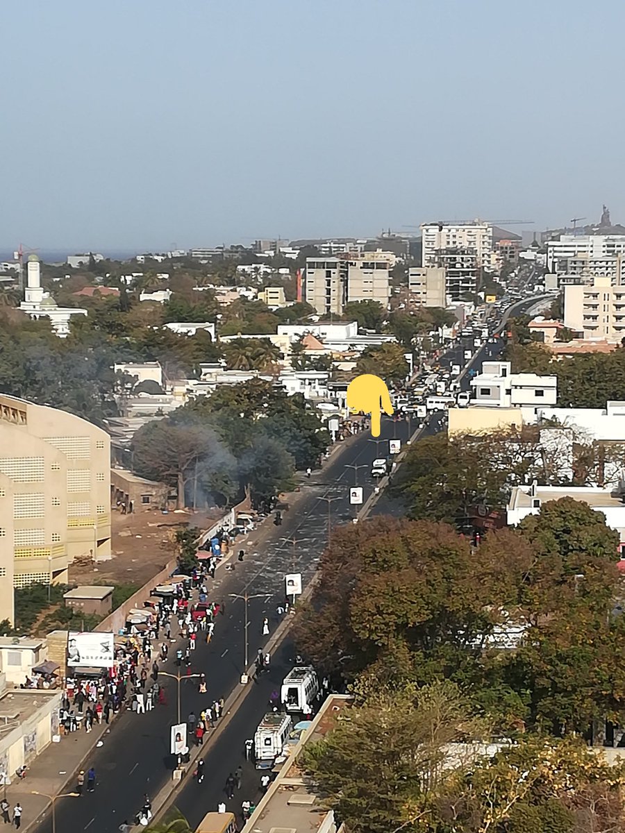 LayeKamara's tweet photo. @SAVE_DAKAR @Fifisambou C'est bloqué au niveau de l'entrée de l'ENDSS dans les deux sens.
Les piétons arrivent à circuler mais pas les véhicules. https://t.co/ayCMl0Yob6