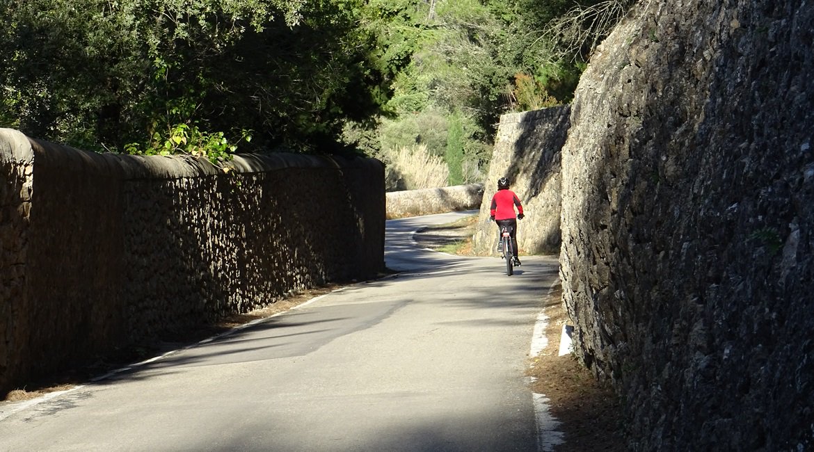 Descubre la #SierradeTramuntana de la mano de Sergio Fernández Tolosa 
No tener bici no será la excusa, mira:  🚴🏻‍♂👉🏽goo.gl/1pyZGu
bikingthroughspain.com/ruta/travesia-…