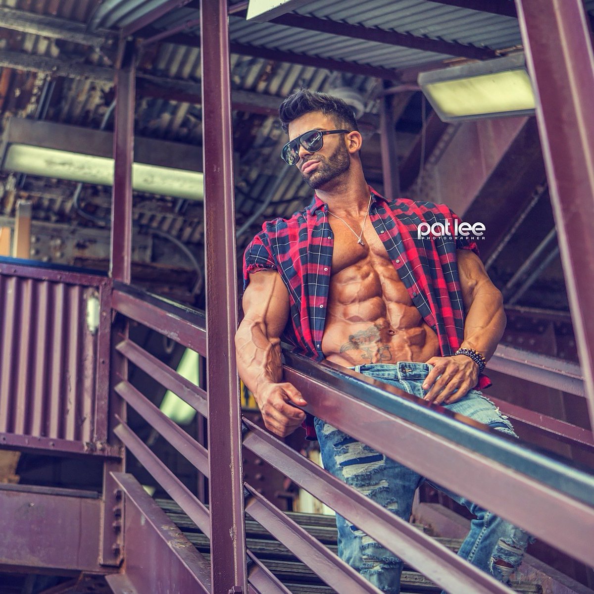 Sergiconstance's tweet photo. Trabaja duro para el cuerpo que tú quieres. 
 #BeLegend #Fitness #Salud https://t.co/pvX67l2KWg
