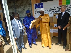konate_dr's tweet photo. Remise ce vendredi 16 février d’un important lot de matériel informatique au Ministère de la santé à travers la PCG par la Délégation de l’UE et l’Agence Française de développement (AFD) à travers le Projet d Appui à la Santé (PASA). Ce don est d’une valeur de 114 182 Euros. https://t.co/y2e1CrWs5h