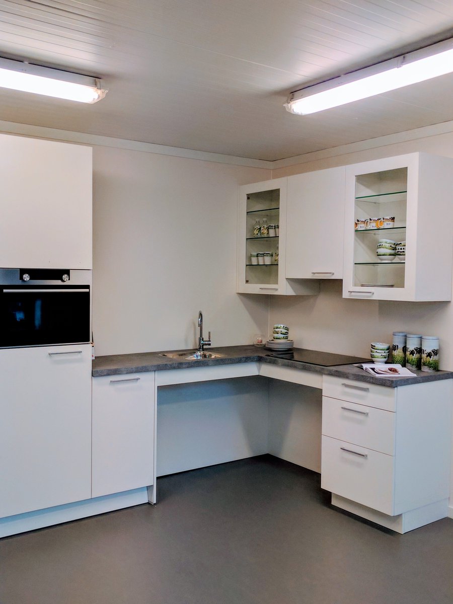 IN DE #OPRUIMING VANWEGE VERNIEUWING SHOWROOM:
TOTALE #KEUKEN INCLUSIEF #APPARATUUR: 
€6.500,00 INCLUSIEF BTW!

Apparatuur:
*Atag wandkap vlakscherm
*Atag vaatwasser
* Atag oven met magnetron
* #Atag Inductiekookplaat

Sima Core #werkblad