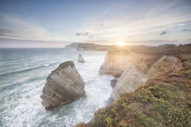 IOWTravelAMB's tweet photo. A lovely bright #Sunny day on the #IsleofWight - why not hire a @RedSquirrelBike to #Cycle the #RedSquirrel Route or find yourself #Walking over the Downs - come on over &amp; find your own #PureIslandHappiness #SunshineCoast 🚲👣☀️#SustainableTravel #DLSM https://t.co/oJ3g2zVD5c