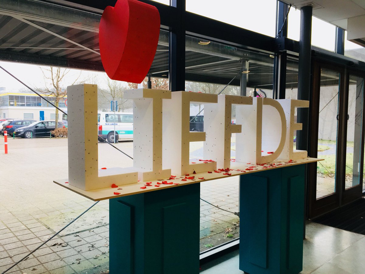Lichtenbeek's tweet photo. Fantastische opening thema Liefde. Hartjesvrouwen verwelkomen iedereen met een hartje. https://t.co/cWRUPSLs2M