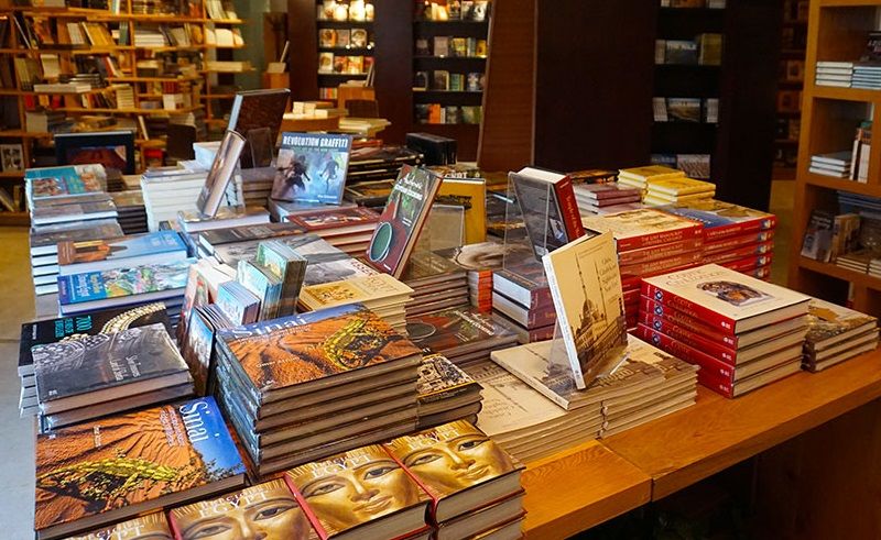 More books shop. Мебель для книжного магазина. Книжный магазин в Лондоне. Книжный Kyobo. Книжный магазин бук шоп.