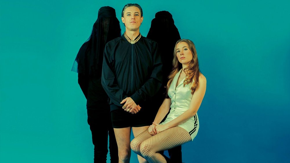 GoldenPlec's tweet photo. Our favourite festival band @confidencemanTM are back with brand-new track 'Don't You Know I'm In A Band', as well as a multi-date tour.

We interviewed them last month. Why not have a listen (and a dance) to the new track and read all about it below?

https://t.co/BYFewrkPku https://t.co/s2X9gifbvs