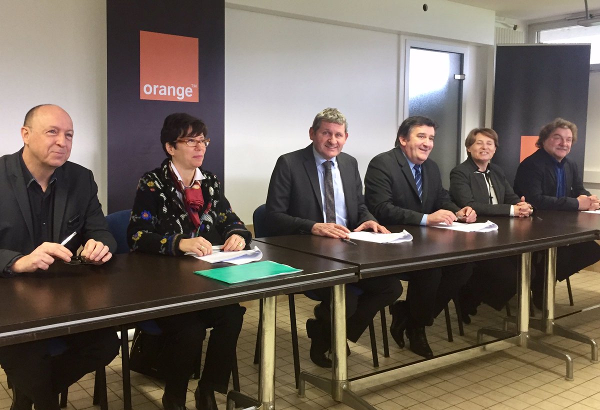 OrangeGrandEst's tweet photo. Orange et les #CCI #Meuse et #Haute-Marne s'associent dans le cadre d'un partenariat pour faciliter la transformation numérique et l'accès aux solutions #Cloud #Digitalisation @ccifrance https://t.co/Q4MWycJtkZ