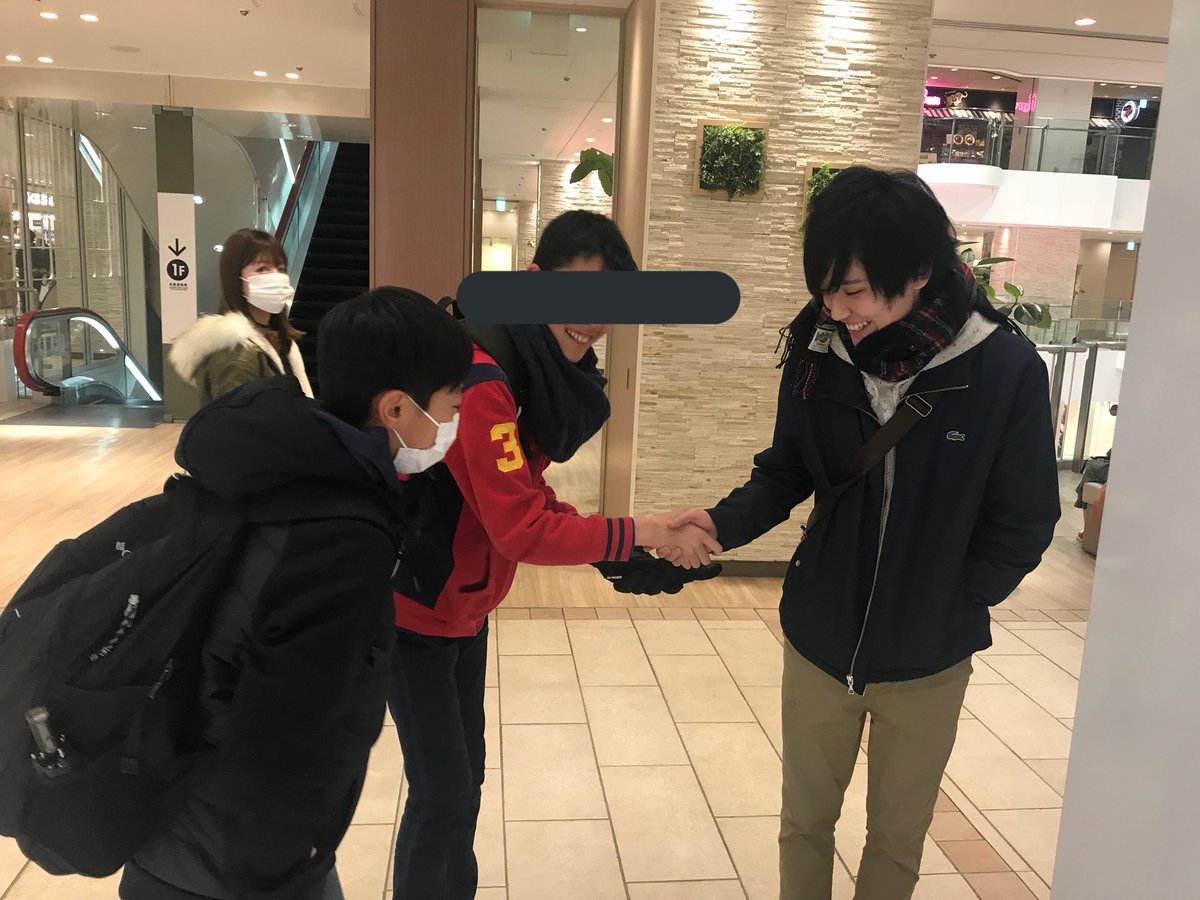 ビエラ ポケセンで話しかけられ 写真は断りつつも握手には応じる直希 ビエラ ポケセンで話しかけられ 写真は断りつつも握手には応じる直希