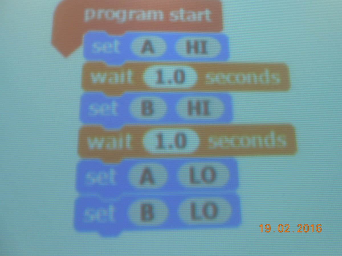 Hemsworthclass's tweet photo. In computing, we had a man from  Primary Tech to teach us how to get traffic lights working through a circuit and a computer programe using a USB to connect them. 💻 https://t.co/OgLa5pZXB7