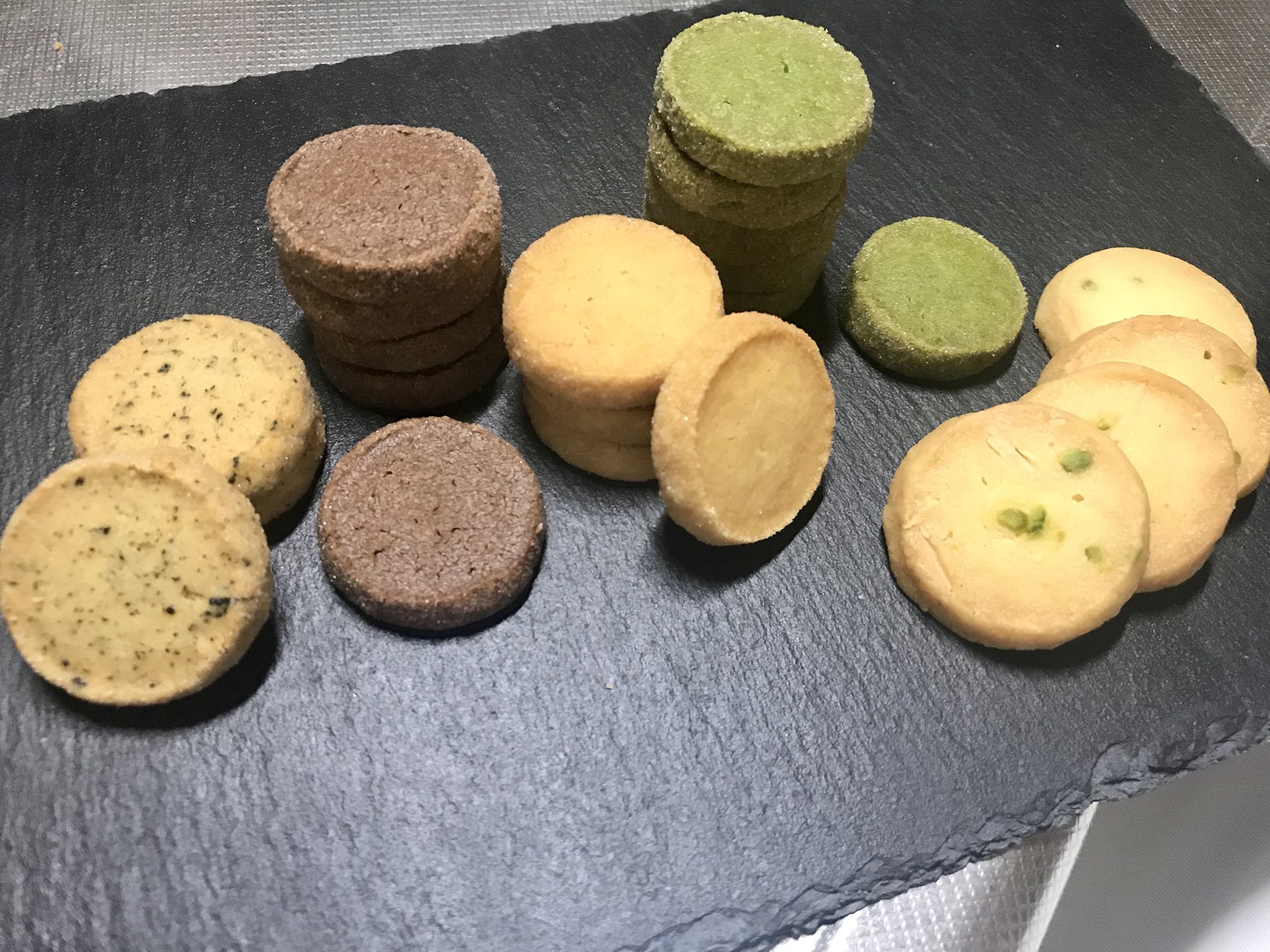 あやみ ディアマンクッキー紅茶 ココア プレーン 抹茶とナッツのクッキー 作った ディアマンちょっと分量変えてみたら 前のよりほろほろになった どっちも好きかな ディアマンクッキー ダイヤモンドクッキー 紅茶 ココア 抹茶 クッキー