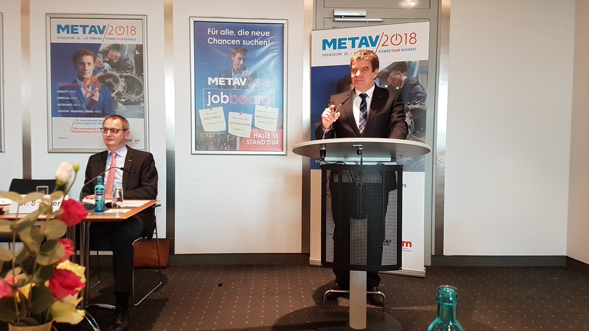 "Vernetzung im Sinne von 4.0 gelingt nicht, wenn sich ein Jeder selbst auf den Weg macht" VDW-Vorsitzender Dr. Prokop über die Brancheninitiative des #VDW, die Standardschnittstellen für Werkzeugmaschinen erarbeitet. #metav2018 #werkzeugmaschine