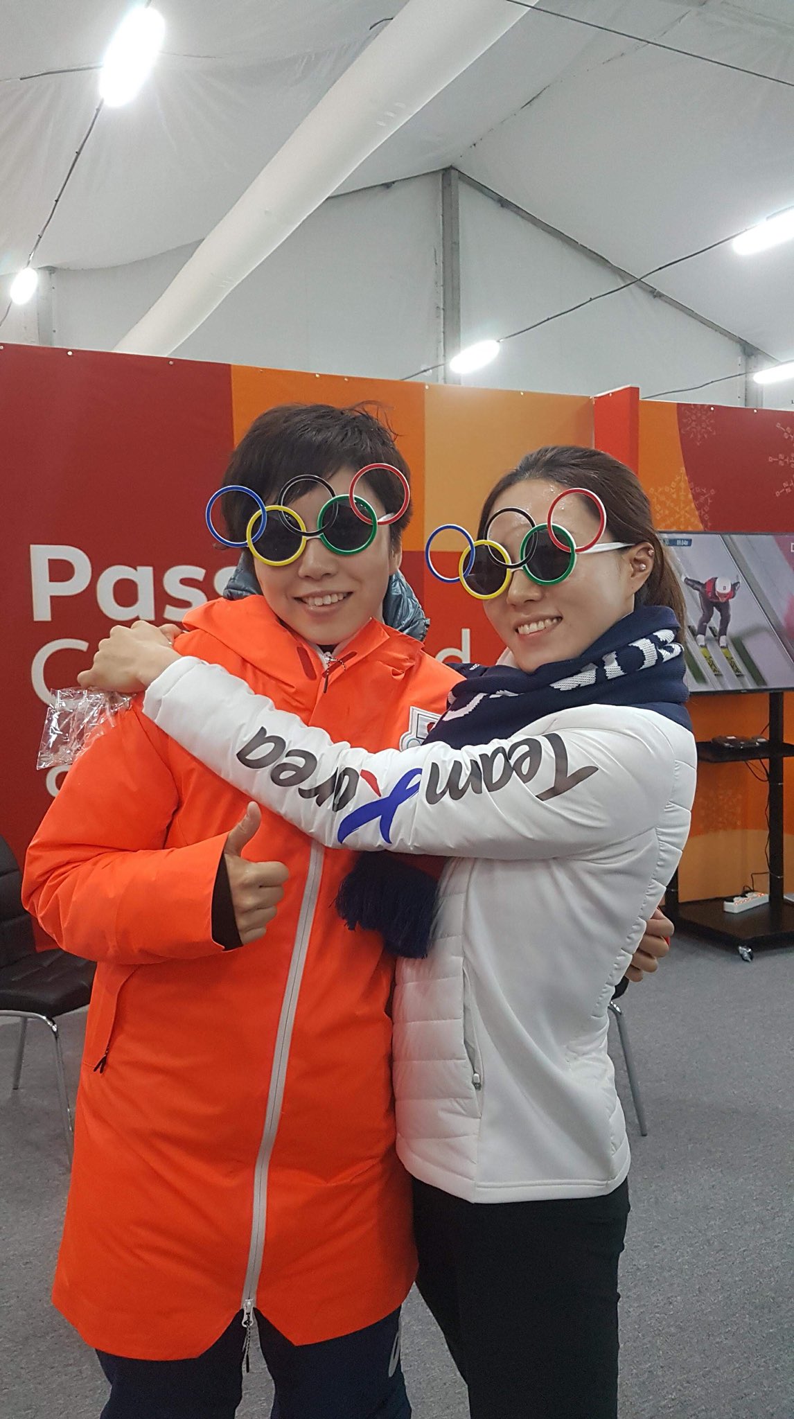 スピードスケート 女子500mメダル授賞式前の 小平奈緒 選手とイ サンファ選手 Nao Kodaira Speed Sanghwa Pyeongchang18 Olympics 話題の画像がわかるサイト スピードスケート 女子500mメダル授賞式前の 小平奈緒 選手とイ サンファ選手 Nao Kodaira Speed Sanghwa Pyeongchang18 Olympics 話題の画像がわかるサイト