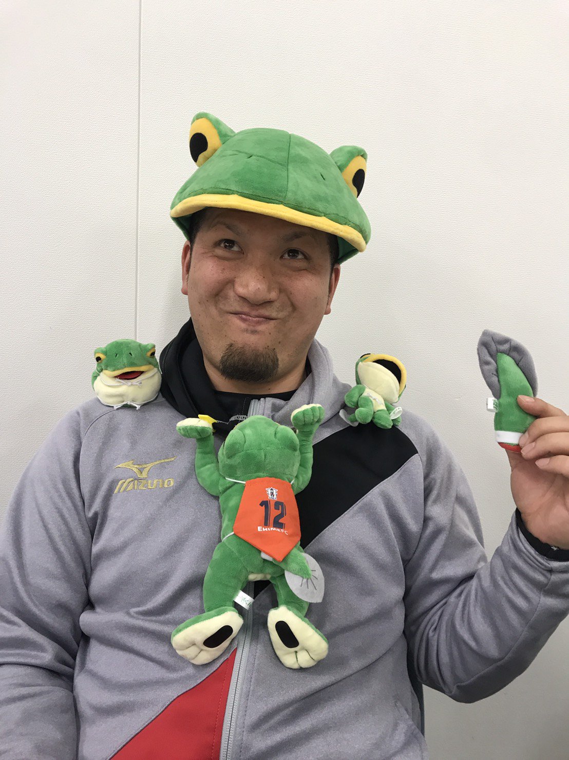 愛媛fc Twitter पर 本日より一平くん新グッズ販売開始 全5種類が一挙に登場 全て身に着けるとこうなります ﾟdﾟ モデル 愛媛fcスクールコーチ 尾花 俊基 ぜひオフィシャルウェブショップにてチェック T Co Nmo05zkjwc Ehimefc T Co