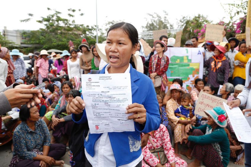 ccfccambodia's tweet photo. Villagers in dispute over land for new Kandal airport take fight to province hall
https://t.co/ybuOoc0zfh
#StopLandgrabbing #NoLandNoLife #FightforLand
#FightforLife
@asianpeasantcoalition @PCFS.@GdnDevelopment @panasiapacific https://t.co/5wK87Sxo0k