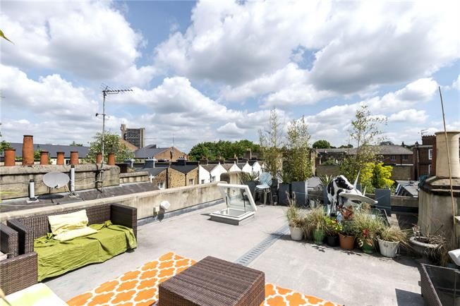 HamptonsNotHill's tweet photo. A vibrant four bedroom home located on the world famous Portobello Road. The colourful home has a delightful roof terrace which makes a lovely entertaining area #NottingHill https://t.co/WJpilRCX11 https://t.co/QJjUwBtKsC
