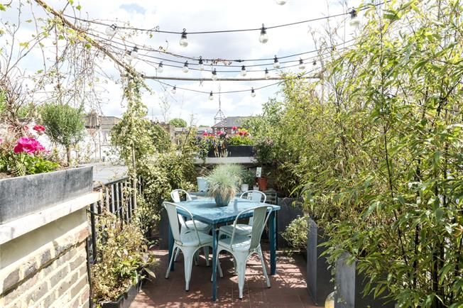 HamptonsNotHill's tweet photo. A vibrant four bedroom home located on the world famous Portobello Road. The colourful home has a delightful roof terrace which makes a lovely entertaining area #NottingHill https://t.co/WJpilRCX11 https://t.co/QJjUwBtKsC