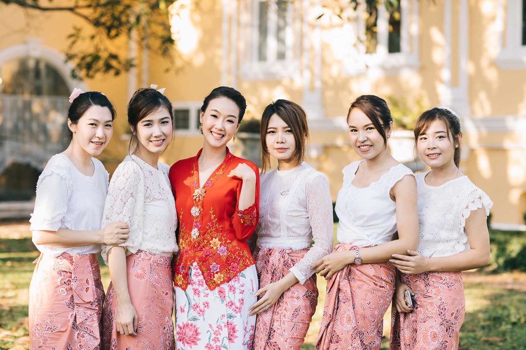 Nindka's tweet photo. Peranakan Traditional Wedding Dress 💕 แก๊งค์เพื่อนเจ้าสาว ในชุดบาบ๋า คิ้วท์ๆ ✨ #wedding #dress #peranakan #phuket #nindka https://t.co/ccn22qBcPp