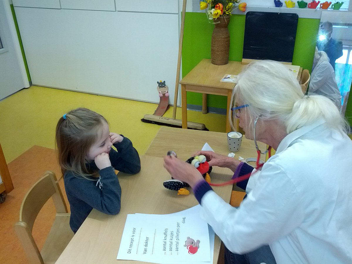 Vandaag is Knuffeldokter Juf Els op school. Want knuffels kunnen ook ziek worden. Beste medicijn: geef jouw knuffel een dikke knuffel. Hopelijk zijn ze morgen allemaal weer beter.