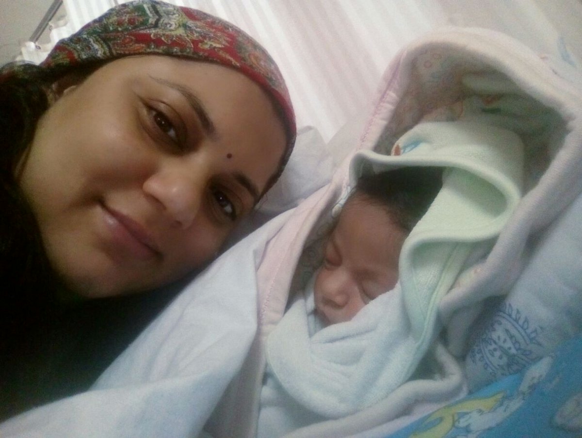 ikaveri's tweet photo. Major Kumud Dogra on her way to pay last tributes to her husband Wing Commander D Vats who lost his life in a microflight crash in Majuli. She is seen carrying her daughter who is only 5 days old.

The handsome officer didn't get to meet his newborn daughter https://t.co/3jmP5qZ9Ei