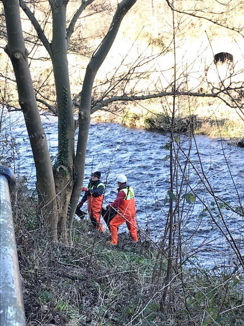 LDVFlood's tweet photo. A beautiful day in #sheffieldissuper for our #volunteer session along the river clearing litter and debris. @RiverStewards @HelpSheffield https://t.co/5QJftVAfnw