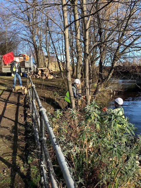 LDVFlood's tweet photo. A beautiful day in #sheffieldissuper for our #volunteer session along the river clearing litter and debris. @RiverStewards @HelpSheffield https://t.co/5QJftVAfnw