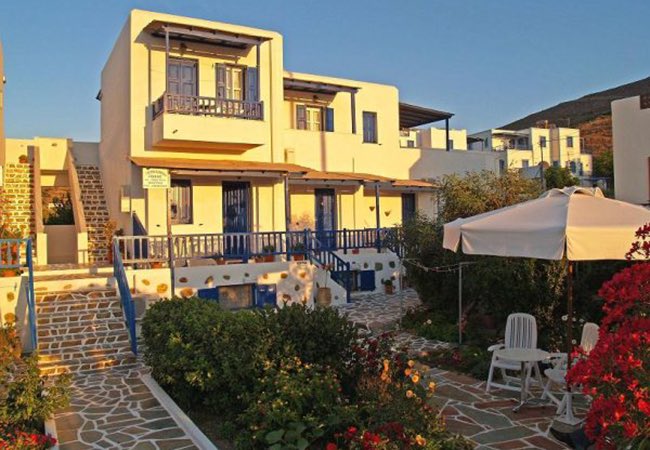 Με θέα το λιμάνι των Καταπόλων και μόλις λίγα μέτρα μακριά τα studios της Γεωργίας σας υπόσχονται μια ευχάριστη φιλοξενία!
Απολαύστε το ήσυχο περιβάλλον και τον καταπράσινο κήπο...🌱🌾🌿
#katapola #amorgos #amorgosisland #port #rooms #stay #booking #georgia #studios