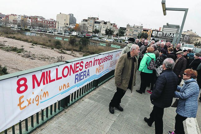 DiarideTerrassa's tweet image. Pablo Gómez, dirigente vecinal en #LesArenes, sobre la limpieza de las rieras: "Deben cuidarse tanto como el gobierno lo hace con el servicio de autobuses y los residuos" bit.ly/2EUhESo