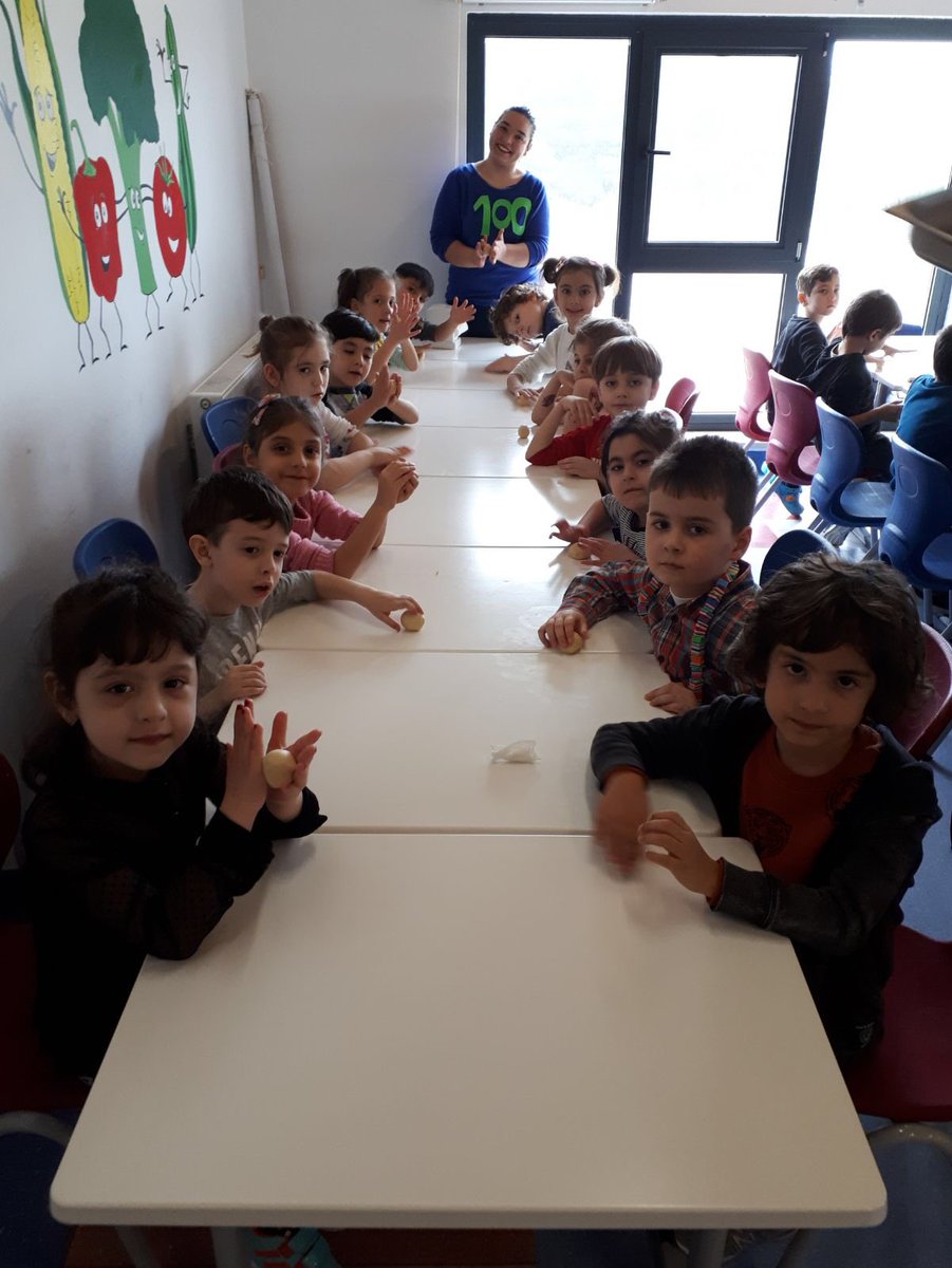 z_eliss's tweet photo. 100.Günü Partiyle kutladık.Kurabiye yapımı,Yapılan Materyallerin Sergisi, Öğretmenlerimizin 100 Yaşında Yaşlı Nine Sürpriziyle Eğlenceli Şekilde Geçti...#heranimdabahcesehir #100MutluGün @tugbaozdinc @obbo2015 @senemaydogdu15 https://t.co/NWFCBLA1g0