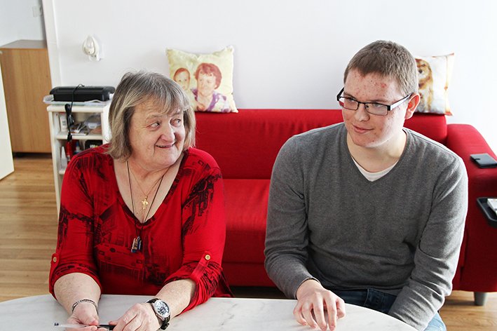 Reimshabitat's tweet photo. L'asso #Ensemble2generations développe les liens entre générations avec la cohabitation intergénérationnelle à #Reims. Partenaire depuis 2012, #Reimshabitat a vu 9 binômes se constituer chez ses locataires dont Christiane et Kevin. Découvrez leur binôme : https://t.co/9BBc02i8T7 https://t.co/X86RDFJbmw