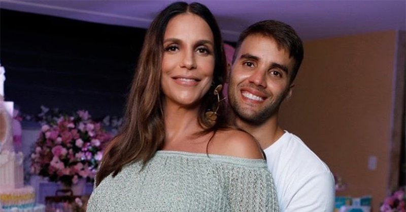 SBTonline's tweet photo. Ivete publica foto amamentando as filhas ao lado da família! <3 Lindas demais: https://t.co/tV3mxgD8nq https://t.co/xQNtgNOKVd