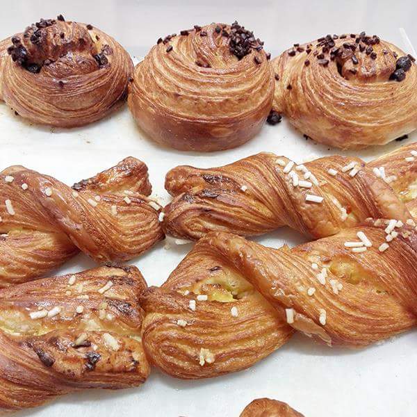 trechicchere's tweet photo. #buongiorno il #croissant è forse uno dei #dolci che potrebbero sembrare più semplici, ma soIo una grande lavorazione, gli ingredienti migliori e un lungo riposo garantiscono un risultato degno di una colazione @trechicchere
#ricette #MadeInItaly #food
https://t.co/kHZSod6T6X https://t.co/ZfNZc8K2KR