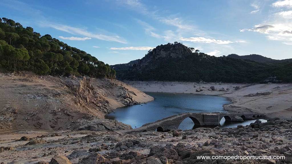 trizia_corral's tweet photo. Pantano de San Juan (Madrid) sin agua https://t.co/OSmEqqE0YV https://t.co/64hCq1k8ht