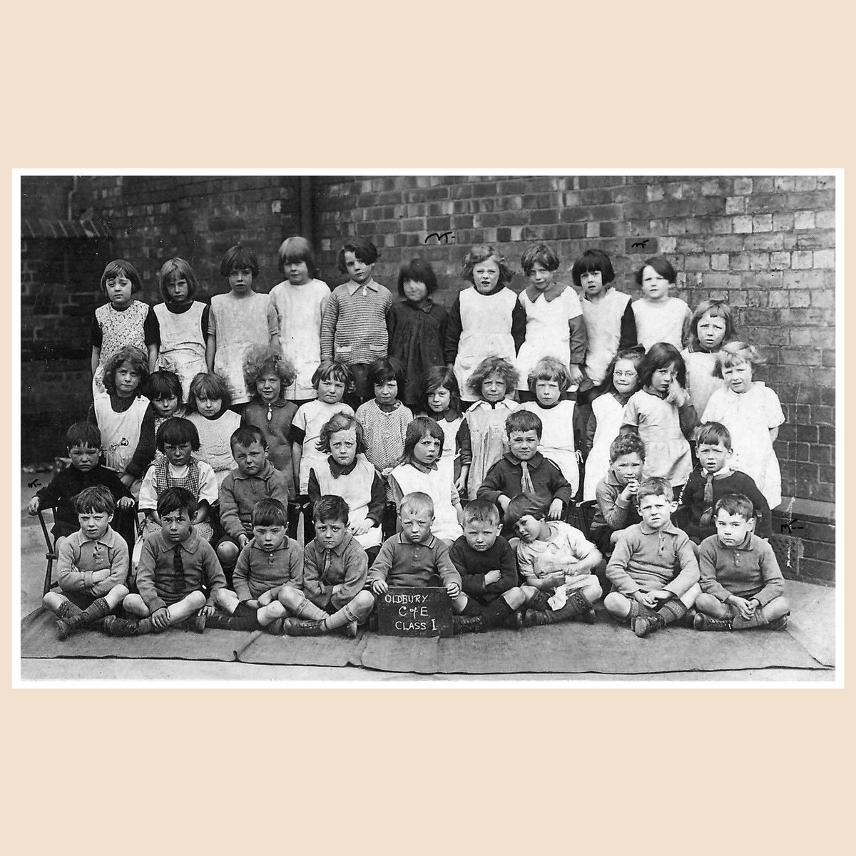 LiveMem_Project's tweet photo. Another gem submitted by Mike Fenton:
'These children are all from the #Oldbury Church of England School [...]it is most likely to have been situated at John St in the town.

#Oldbury #OldburyCofE #oldschoolphotos #classphoto #workingclasskids #blackcountry #blackcountrylives https://t.co/i02WN2cN8W